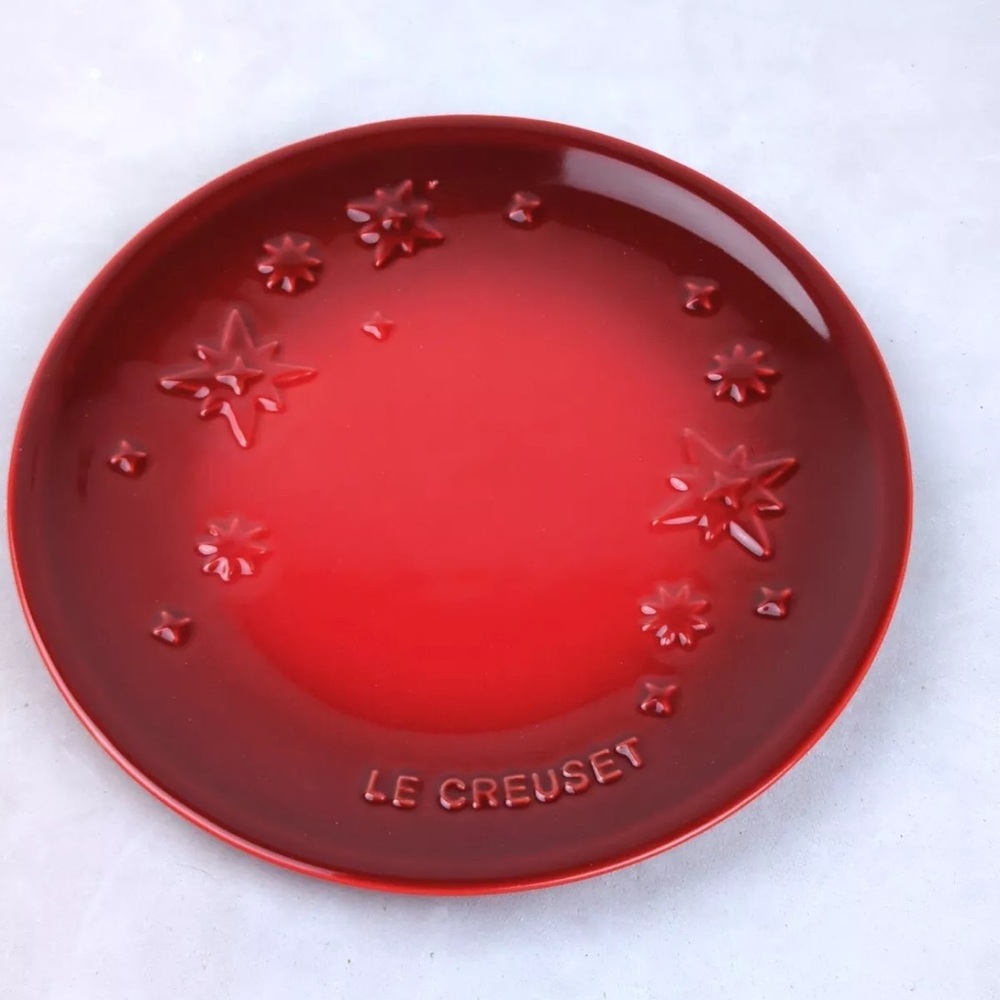 NEW Le Creuset Red Cerisse Star Relief Plate